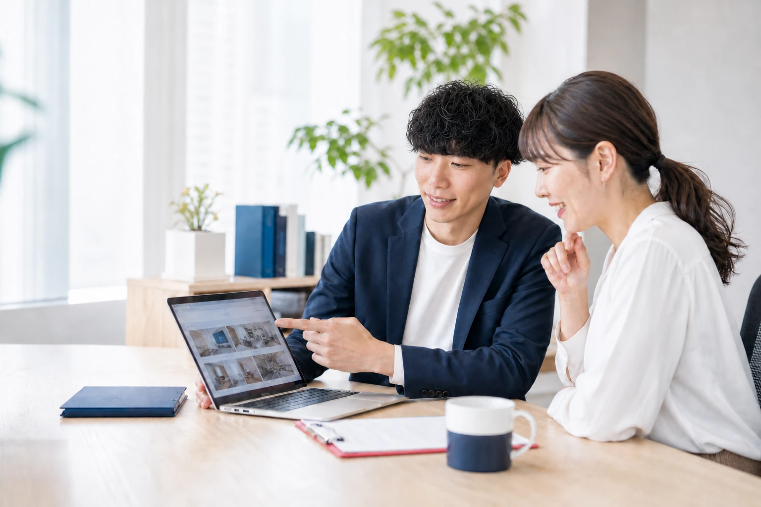 代表とお客様がホームページ制作について相談している様子